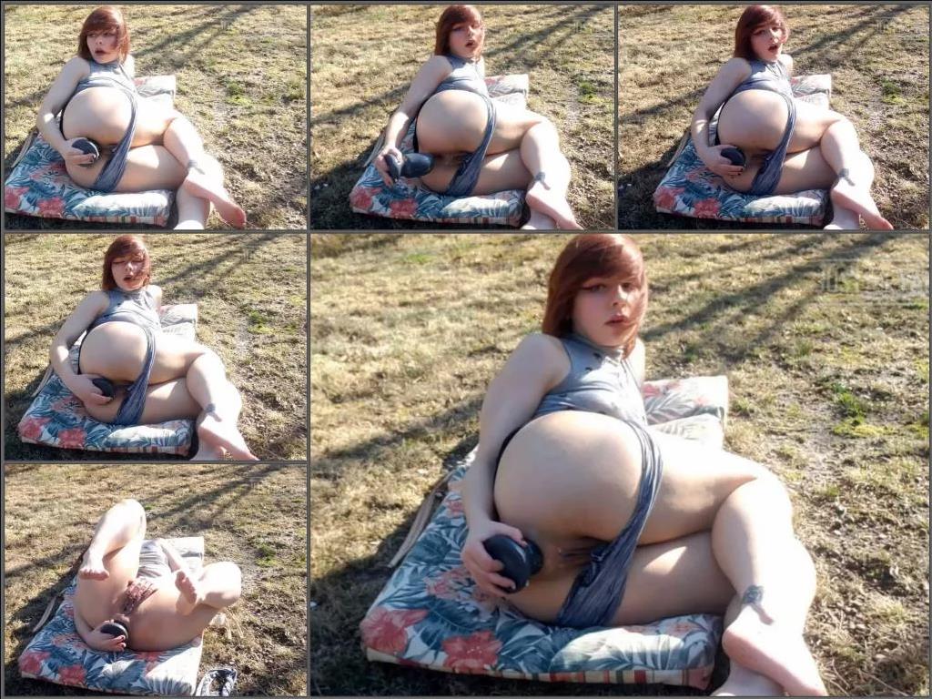 Public outdoor – Cute teen Vixenxmoon butt plug anal play in the public park