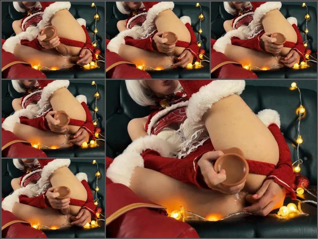 Christmas porn – St-Molly She went into seclusion and fucked herself in two holes